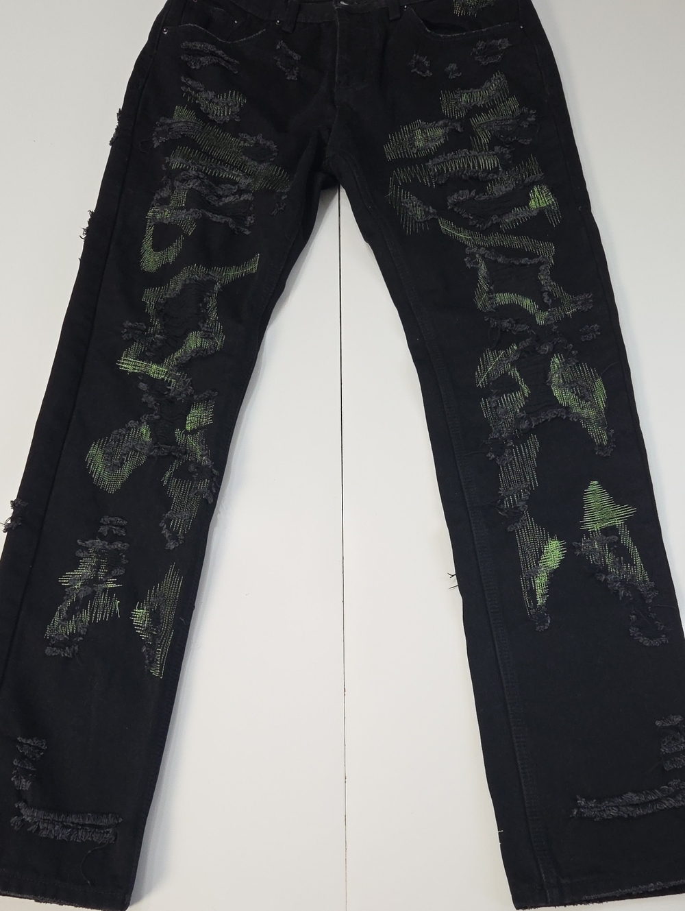 M N M L Black Distressed Jeans with Green Underlay NWT